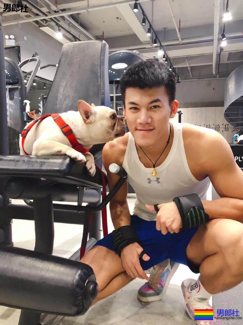 火遍抖音的大胸肌泳裤体育生，腿又米且又長，猜猜多大？ - 51虹马