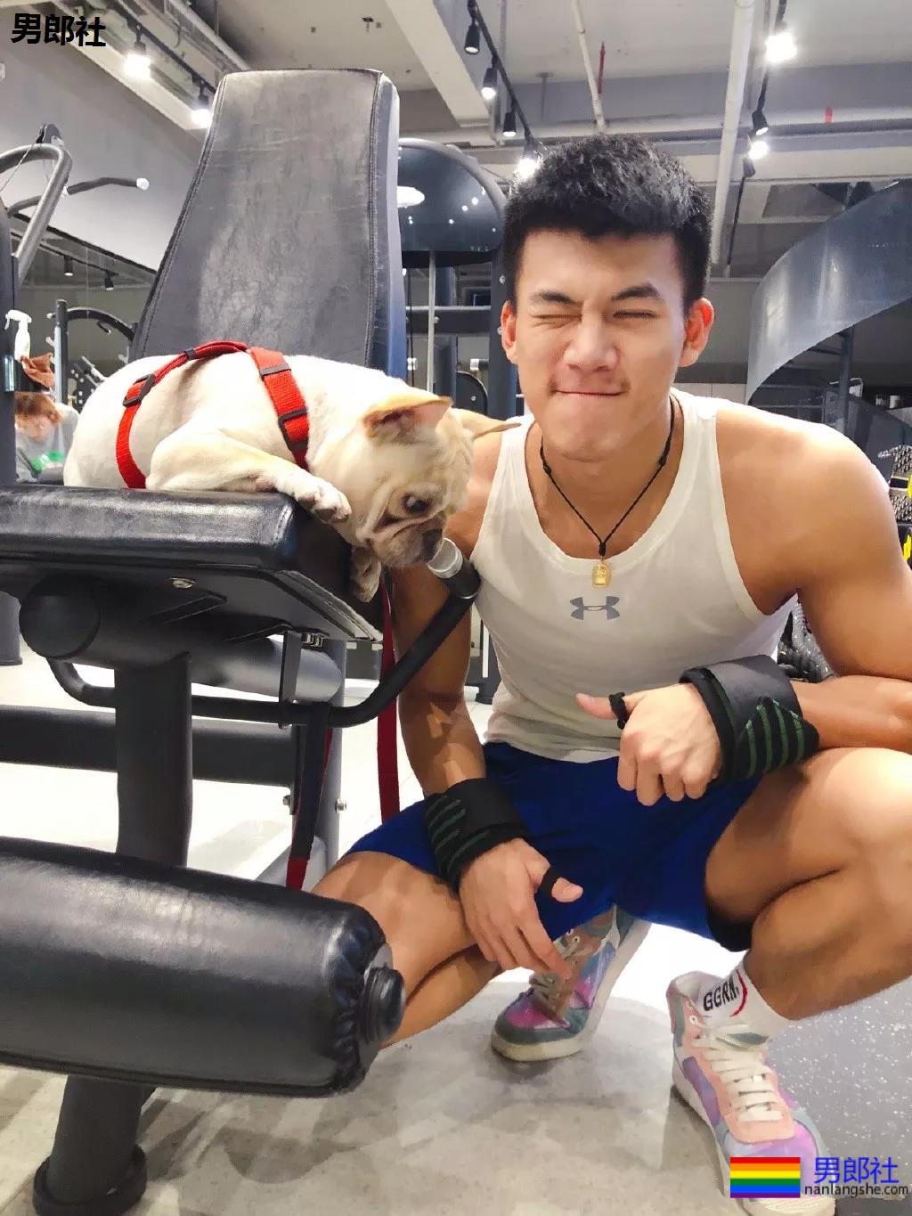 火遍抖音的大胸肌泳裤体育生，腿又米且又長，猜猜多大？ - 51虹马