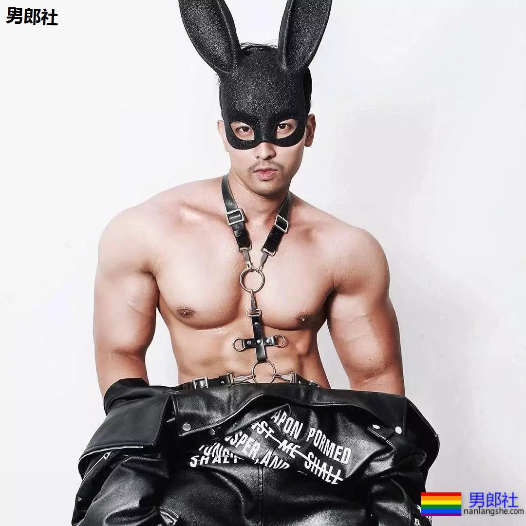 筋肉正装空少竟然玩起捆绑Paly，这个尺度也太羞涩惹~-51虹马