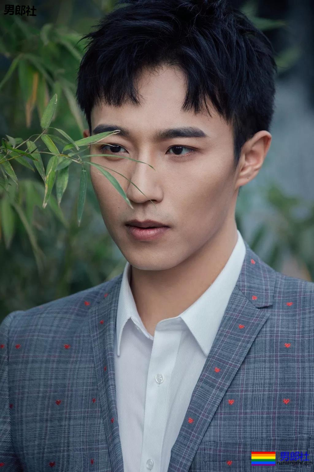 被吴京赵薇看中的大胸肌肉男，185大长腿腱子肉，真的很敢脱！-51虹马