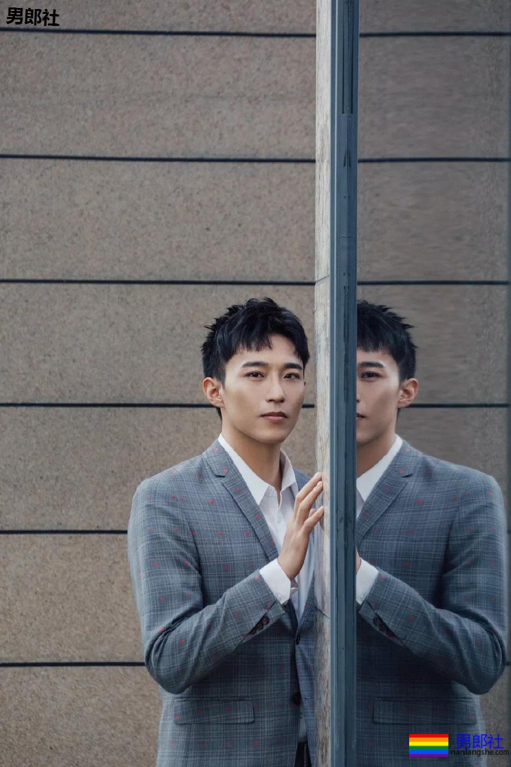 被吴京赵薇看中的大胸肌肉男，185大长腿腱子肉，真的很敢脱！ - 51虹马