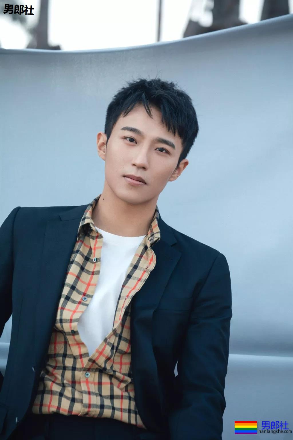 被吴京赵薇看中的大胸肌肉男，185大长腿腱子肉，真的很敢脱！ - 51虹马