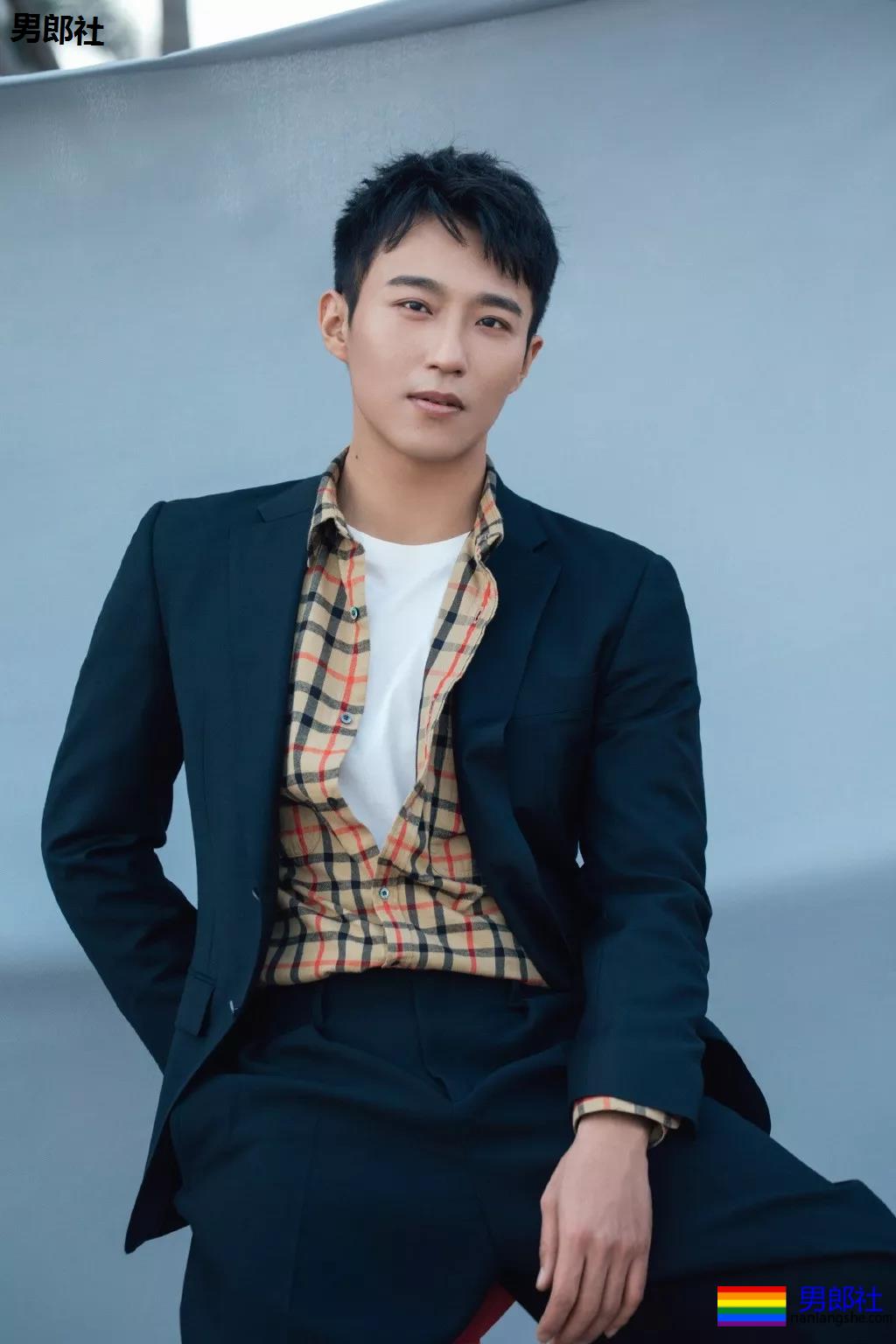 被吴京赵薇看中的大胸肌肉男，185大长腿腱子肉，真的很敢脱！ - 51虹马