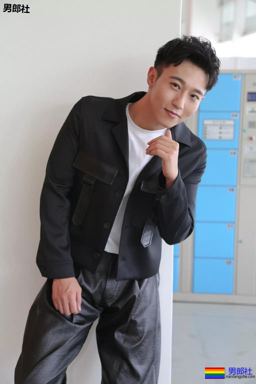 被吴京赵薇看中的大胸肌肉男，185大长腿腱子肉，真的很敢脱！ - 51虹马