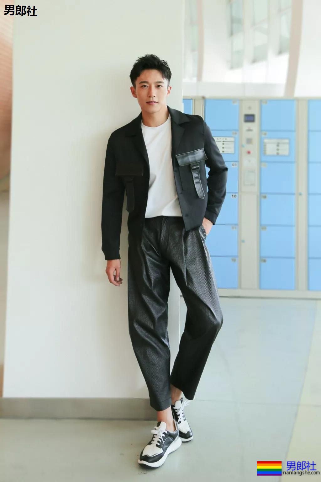 被吴京赵薇看中的大胸肌肉男，185大长腿腱子肉，真的很敢脱！ - 51虹马