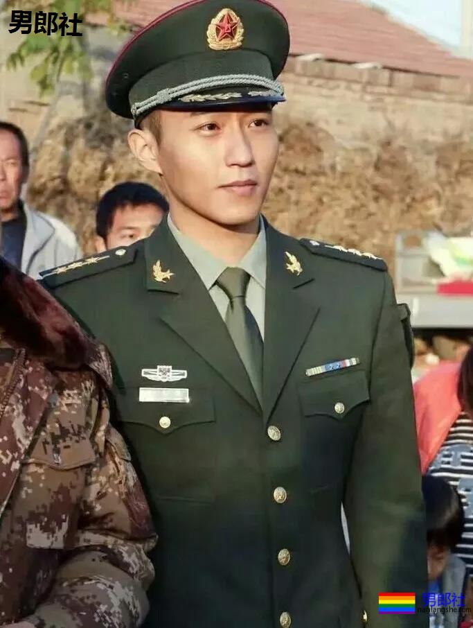 被吴京赵薇看中的大胸肌肉男，185大长腿腱子肉，真的很敢脱！ - 51虹马