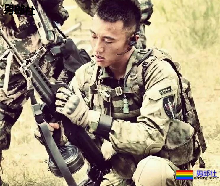 被吴京赵薇看中的大胸肌肉男，185大长腿腱子肉，真的很敢脱！ - 51虹马