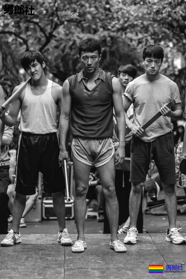 被吴京赵薇看中的大胸肌肉男，185大长腿腱子肉，真的很敢脱！ - 51虹马