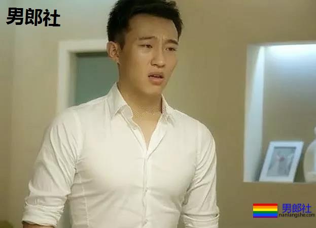 被吴京赵薇看中的大胸肌肉男，185大长腿腱子肉，真的很敢脱！ - 51虹马