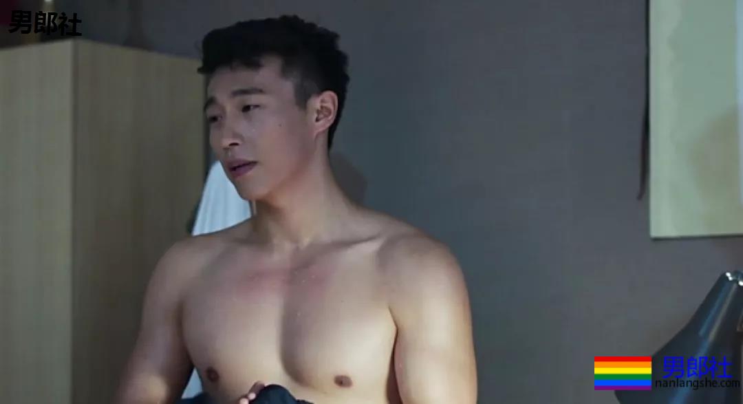 被吴京赵薇看中的大胸肌肉男，185大长腿腱子肉，真的很敢脱！ - 51虹马