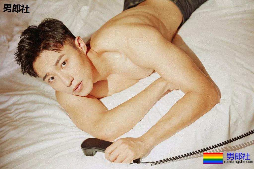 被吴京赵薇看中的大胸肌肉男，185大长腿腱子肉，真的很敢脱！ - 51虹马