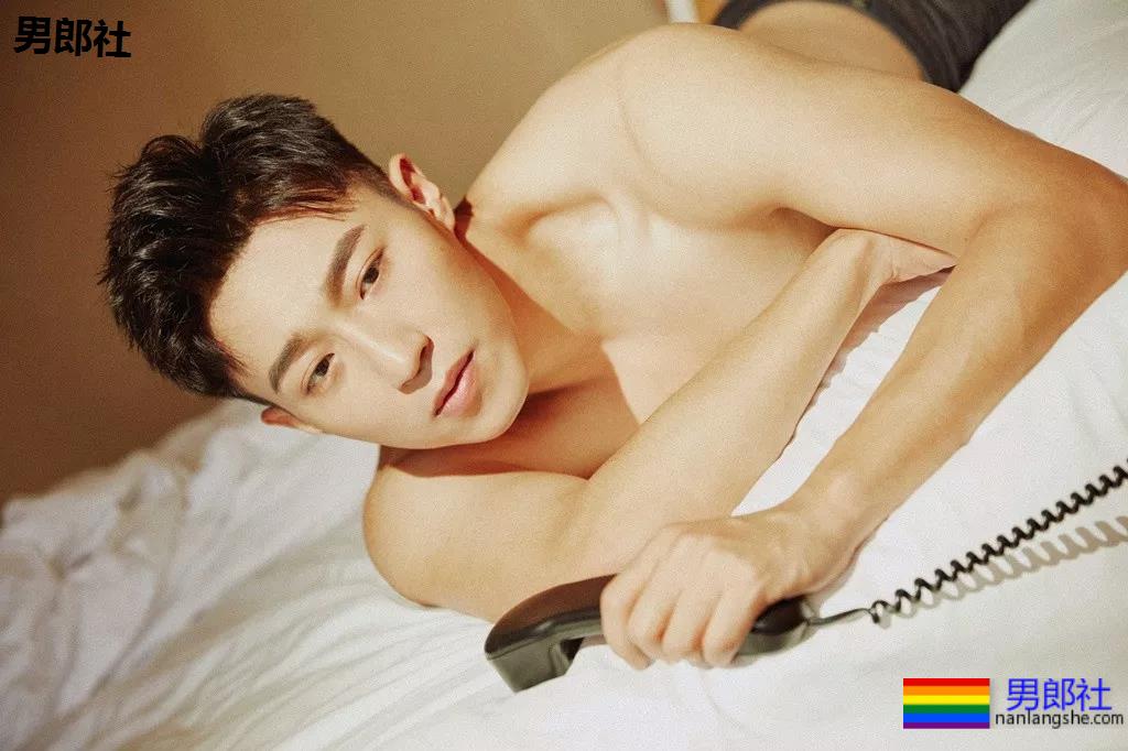 被吴京赵薇看中的大胸肌肉男，185大长腿腱子肉，真的很敢脱！ - 51虹马