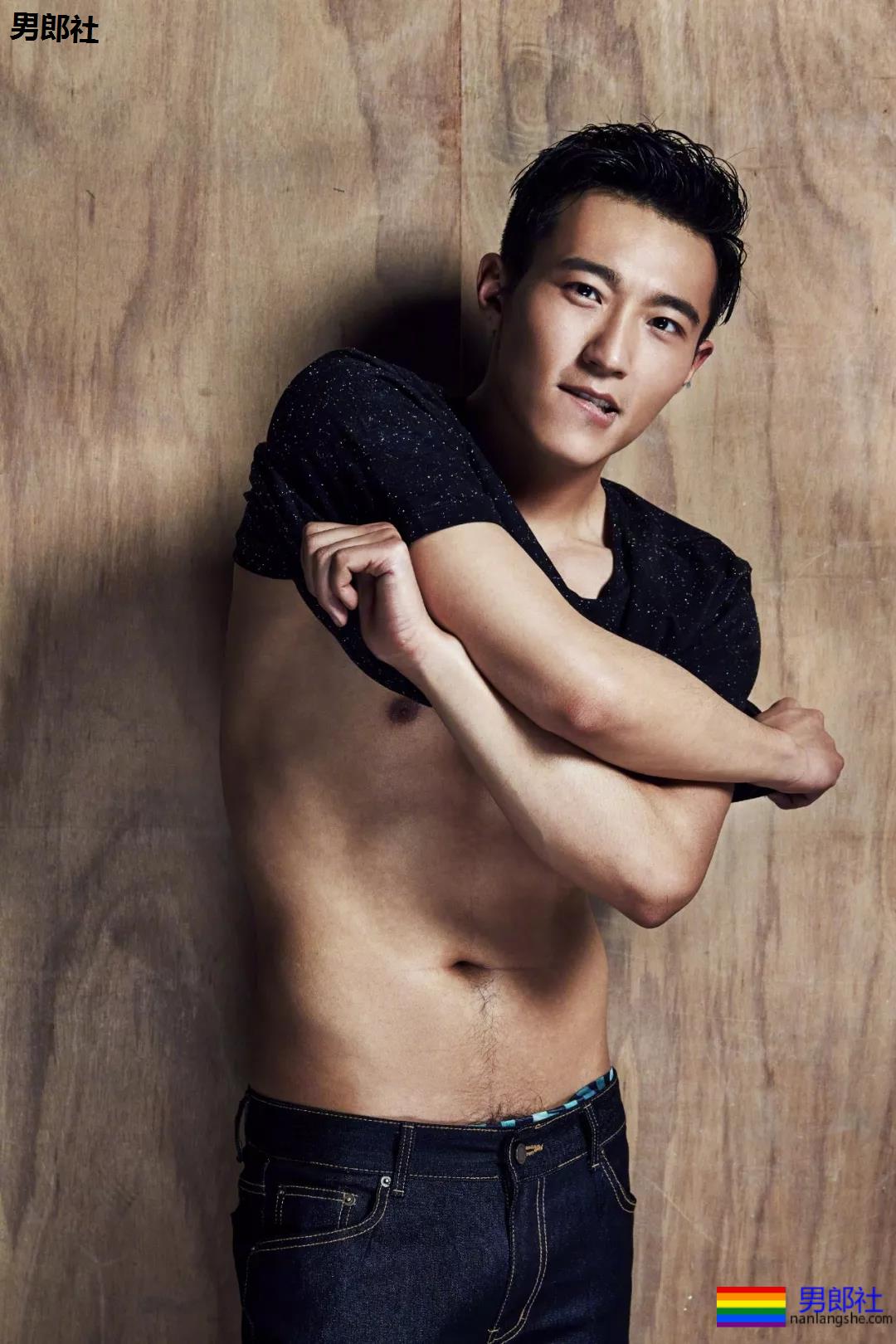 被吴京赵薇看中的大胸肌肉男，185大长腿腱子肉，真的很敢脱！ - 51虹马