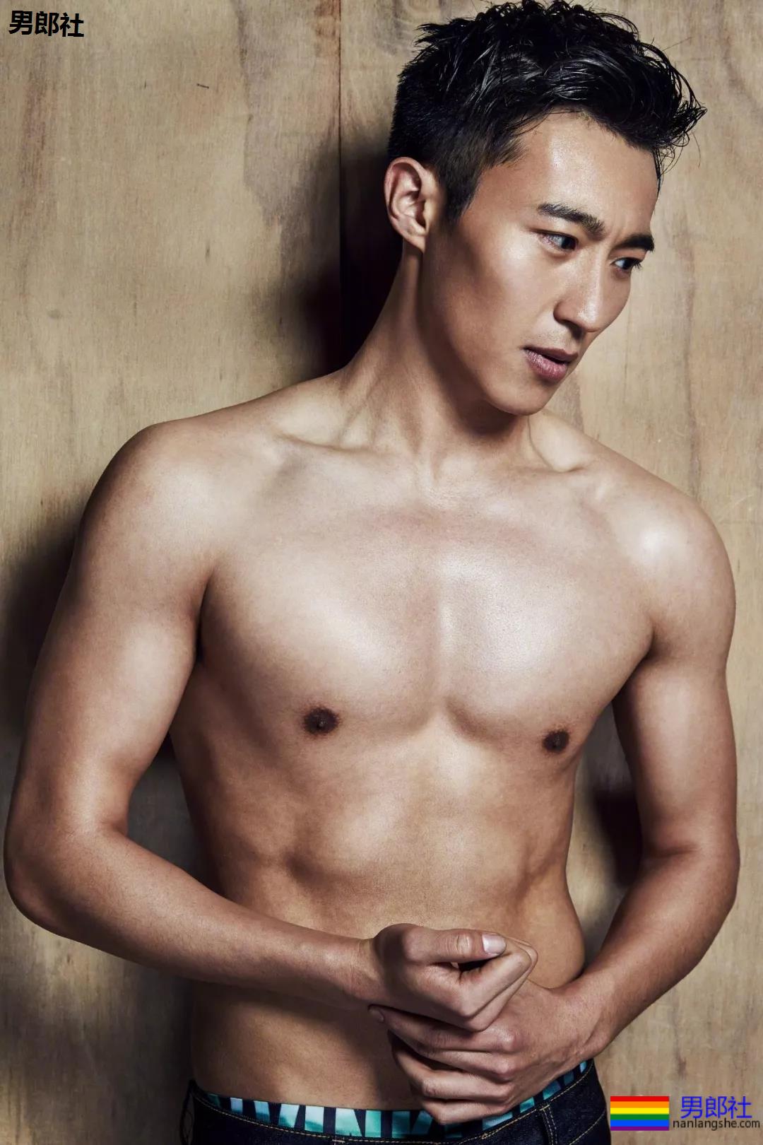 被吴京赵薇看中的大胸肌肉男，185大长腿腱子肉，真的很敢脱！ - 51虹马