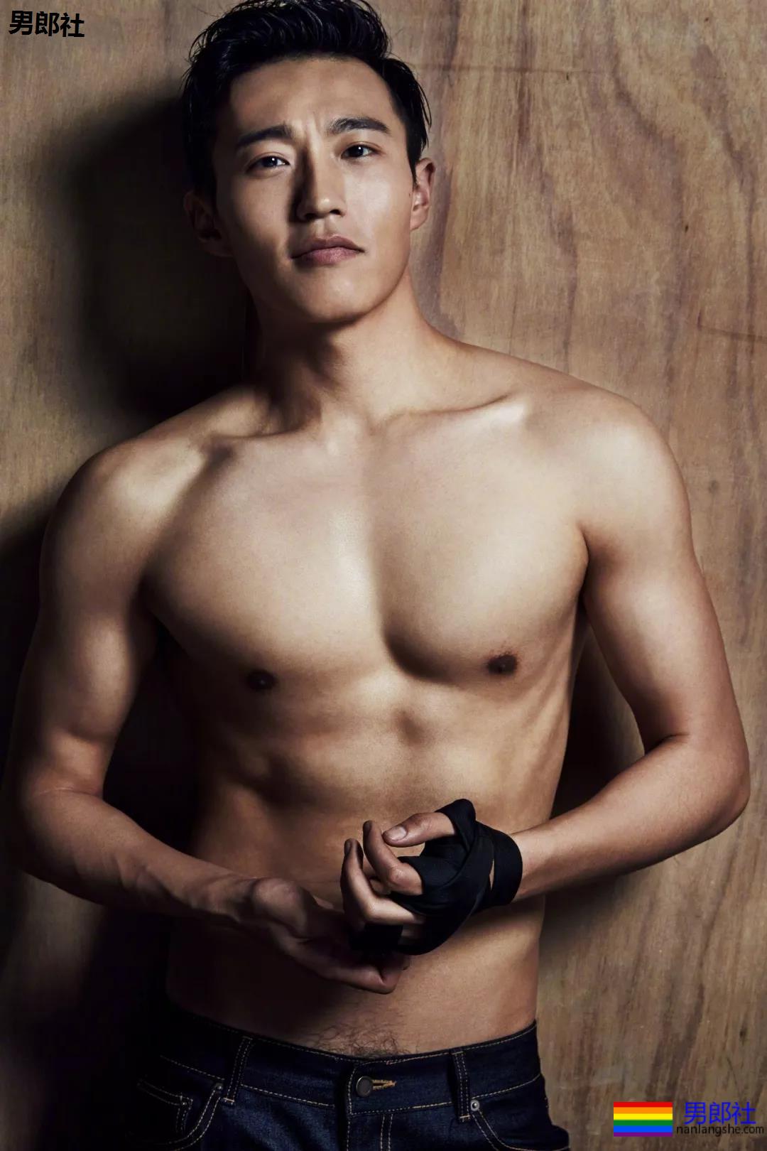 被吴京赵薇看中的大胸肌肉男，185大长腿腱子肉，真的很敢脱！ - 51虹马