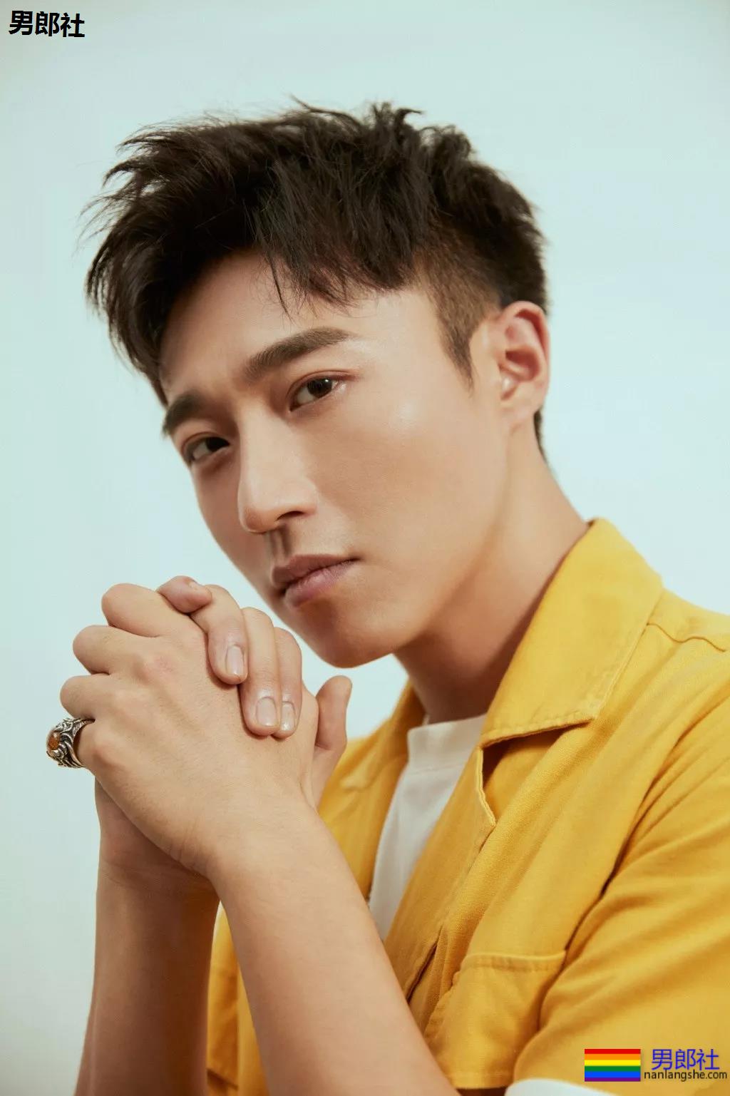 被吴京赵薇看中的大胸肌肉男，185大长腿腱子肉，真的很敢脱！ - 51虹马