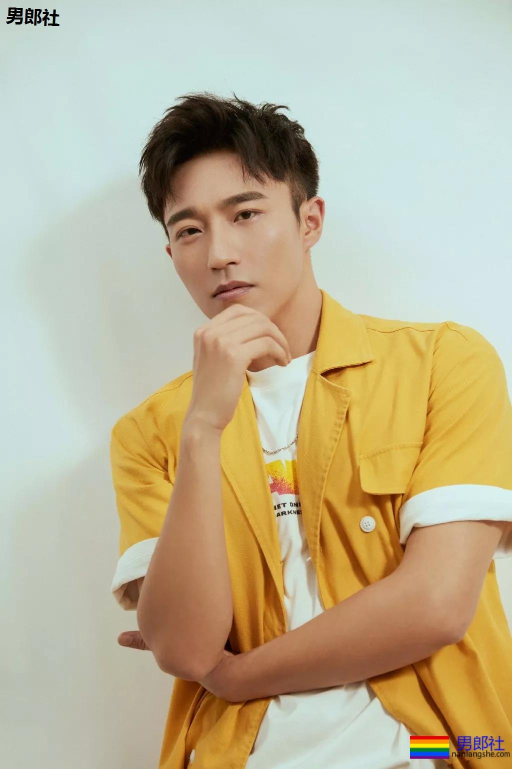 被吴京赵薇看中的大胸肌肉男，185大长腿腱子肉，真的很敢脱！ - 51虹马