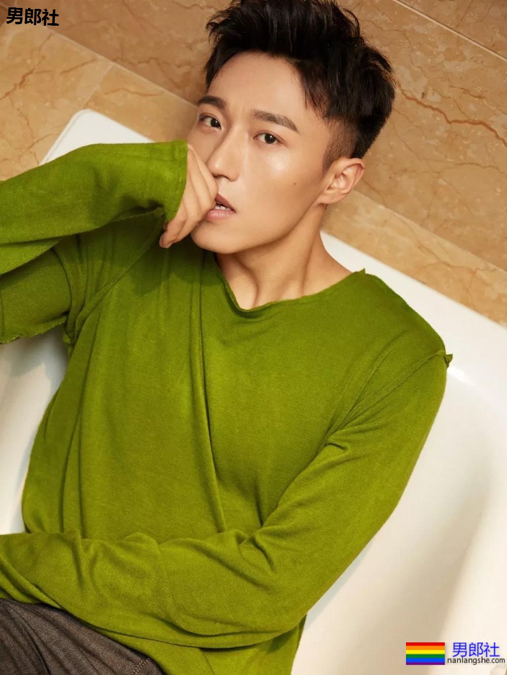 被吴京赵薇看中的大胸肌肉男，185大长腿腱子肉，真的很敢脱！ - 51虹马