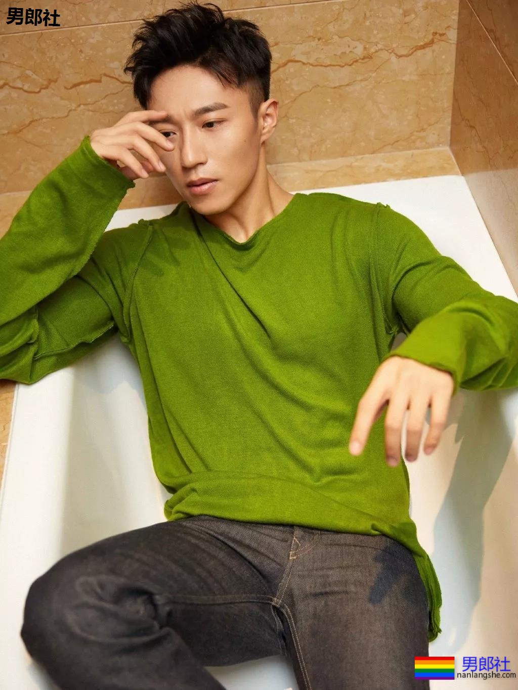 被吴京赵薇看中的大胸肌肉男，185大长腿腱子肉，真的很敢脱！ - 51虹马