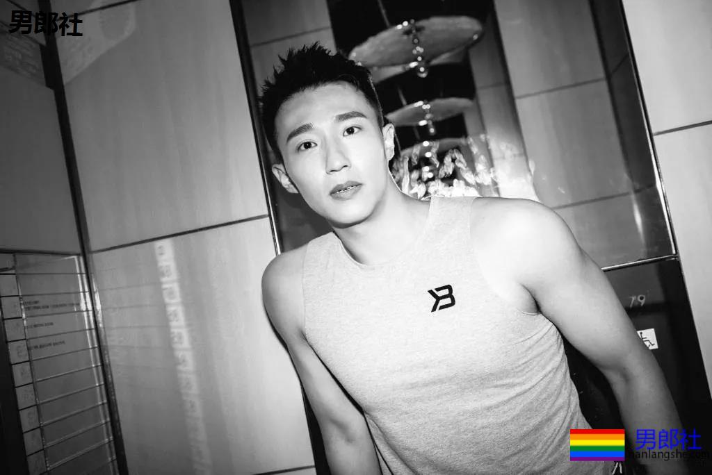 被吴京赵薇看中的大胸肌肉男，185大长腿腱子肉，真的很敢脱！ - 51虹马