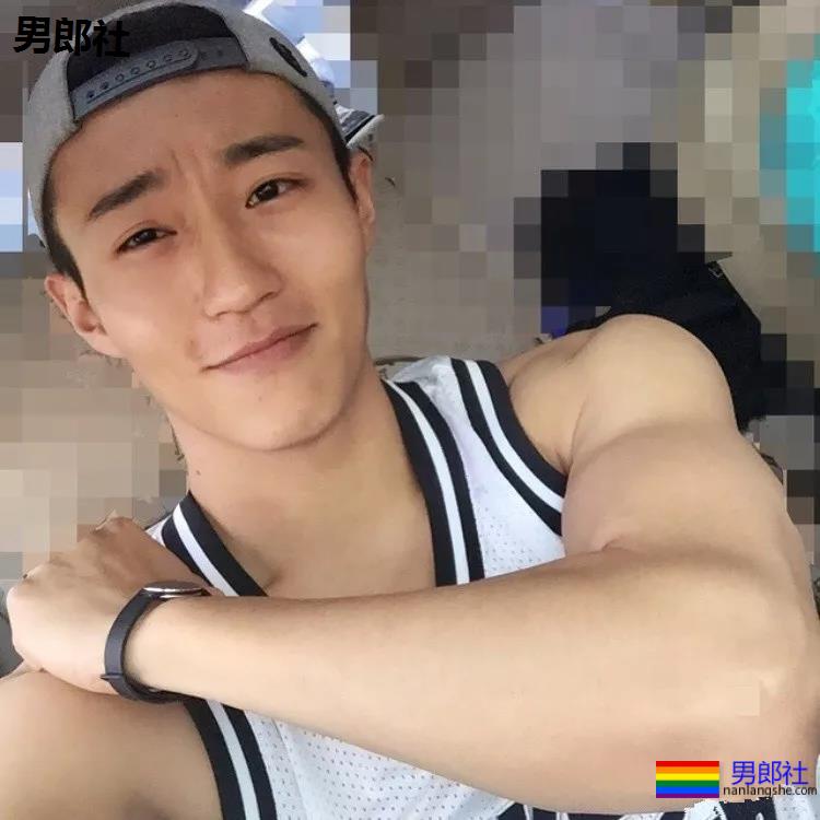 被吴京赵薇看中的大胸肌肉男，185大长腿腱子肉，真的很敢脱！ - 51虹马