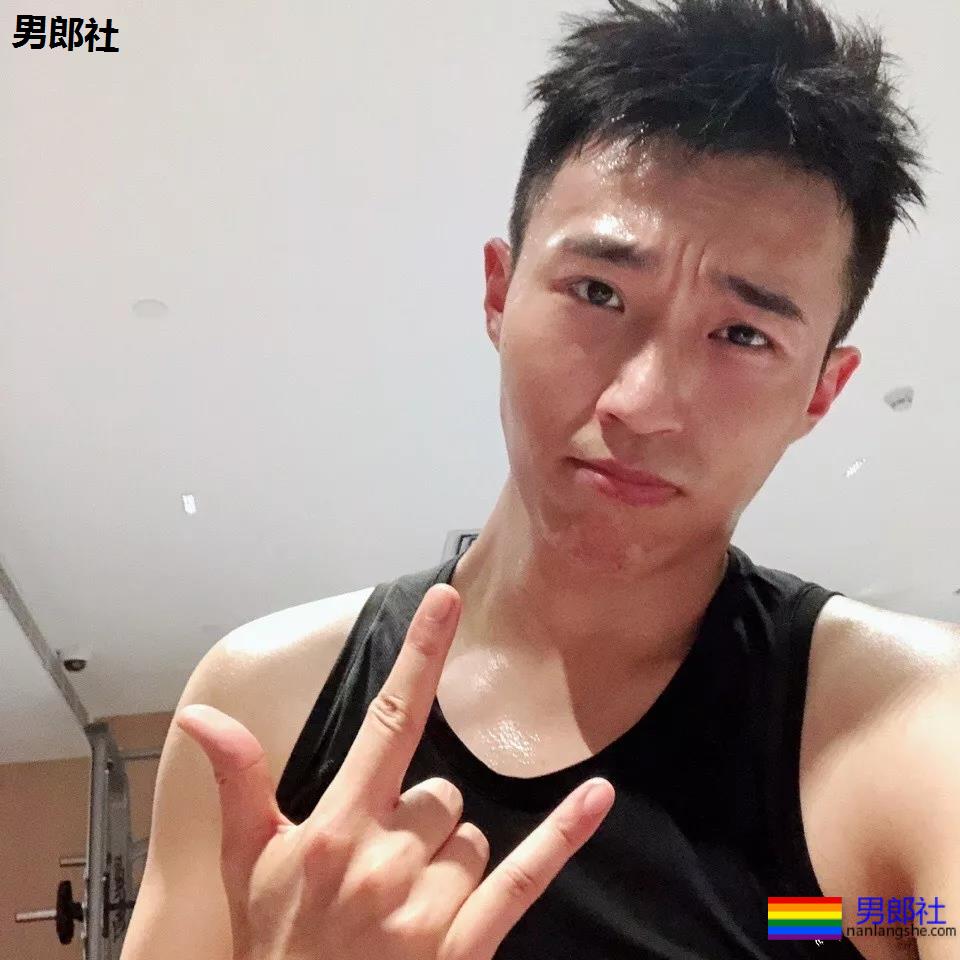 被吴京赵薇看中的大胸肌肉男，185大长腿腱子肉，真的很敢脱！ - 51虹马