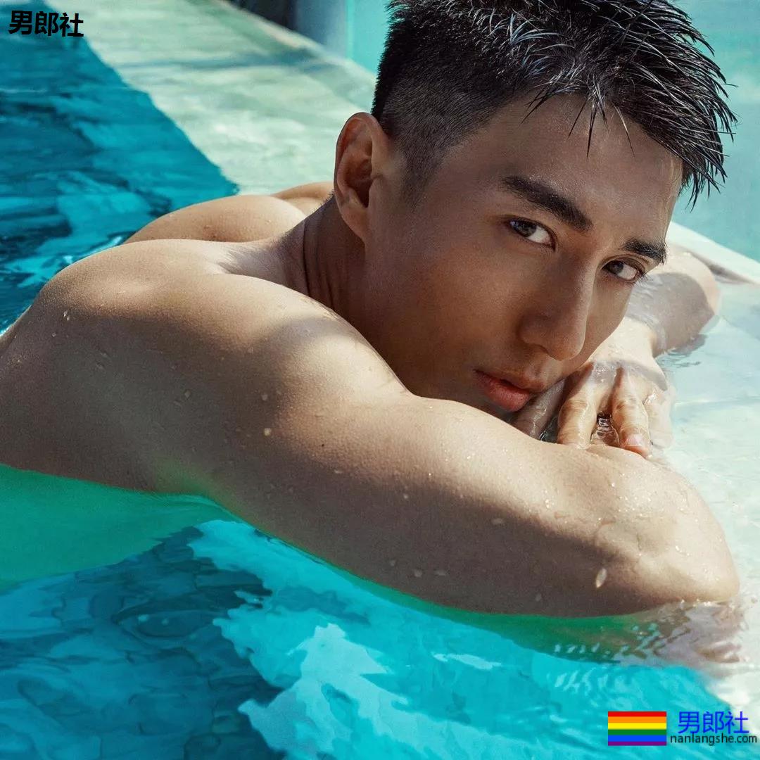 泳裤肌肉男雪地秀肌肉,天菜男模骚放自己,这谁能遭得住啊?-51虹马