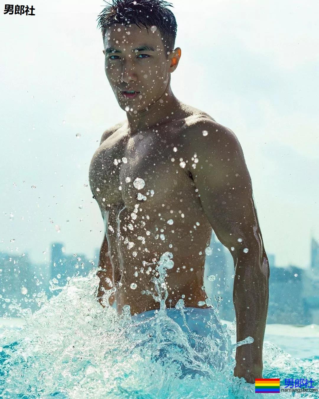 泳裤肌肉男雪地秀肌肉,天菜男模骚放自己,这谁能遭得住啊? - 51虹马 泳裤肌肉男雪地秀肌肉,天菜男模骚放自己,这谁能遭得住啊? - 51虹马