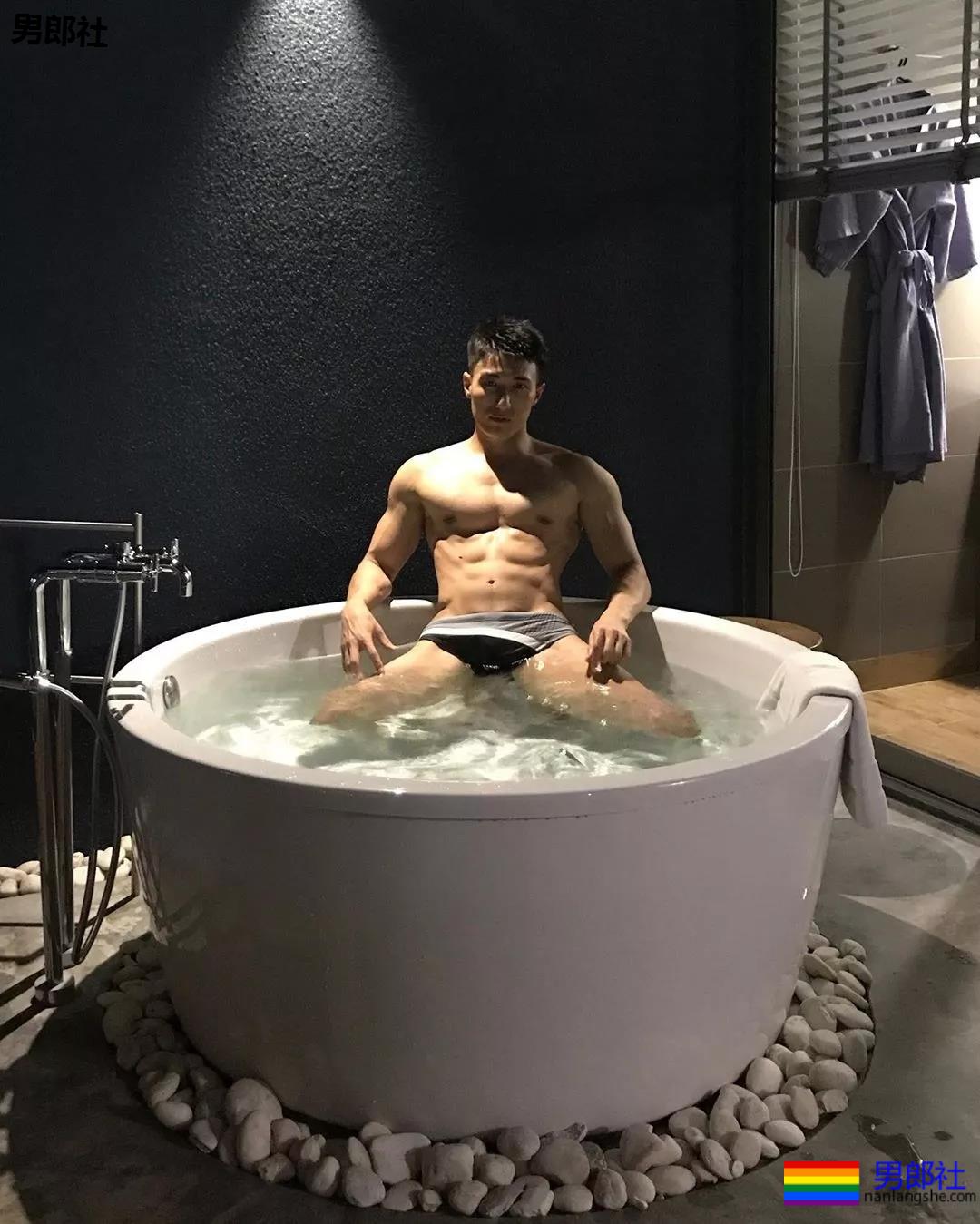 泳裤肌肉男雪地秀肌肉,天菜男模骚放自己,这谁能遭得住啊? - 51虹马 泳裤肌肉男雪地秀肌肉,天菜男模骚放自己,这谁能遭得住啊? - 51虹马