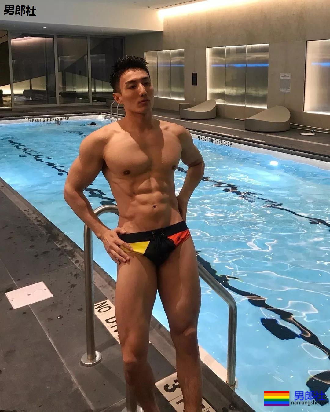 泳裤肌肉男雪地秀肌肉,天菜男模骚放自己,这谁能遭得住啊? - 51虹马 泳裤肌肉男雪地秀肌肉,天菜男模骚放自己,这谁能遭得住啊? - 51虹马