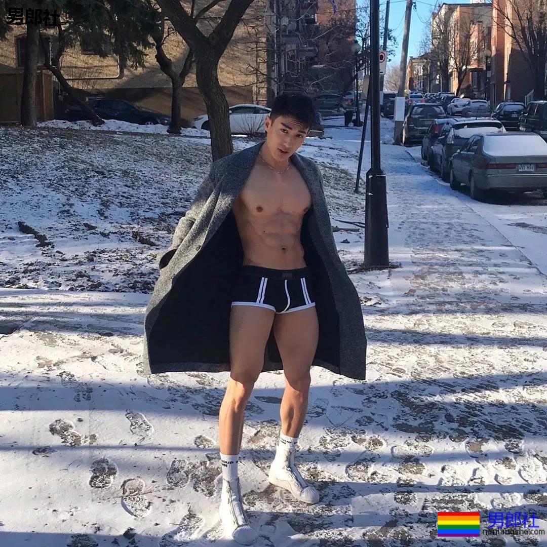 泳裤肌肉男雪地秀肌肉,天菜男模骚放自己,这谁能遭得住啊? - 51虹马 泳裤肌肉男雪地秀肌肉,天菜男模骚放自己,这谁能遭得住啊? - 51虹马