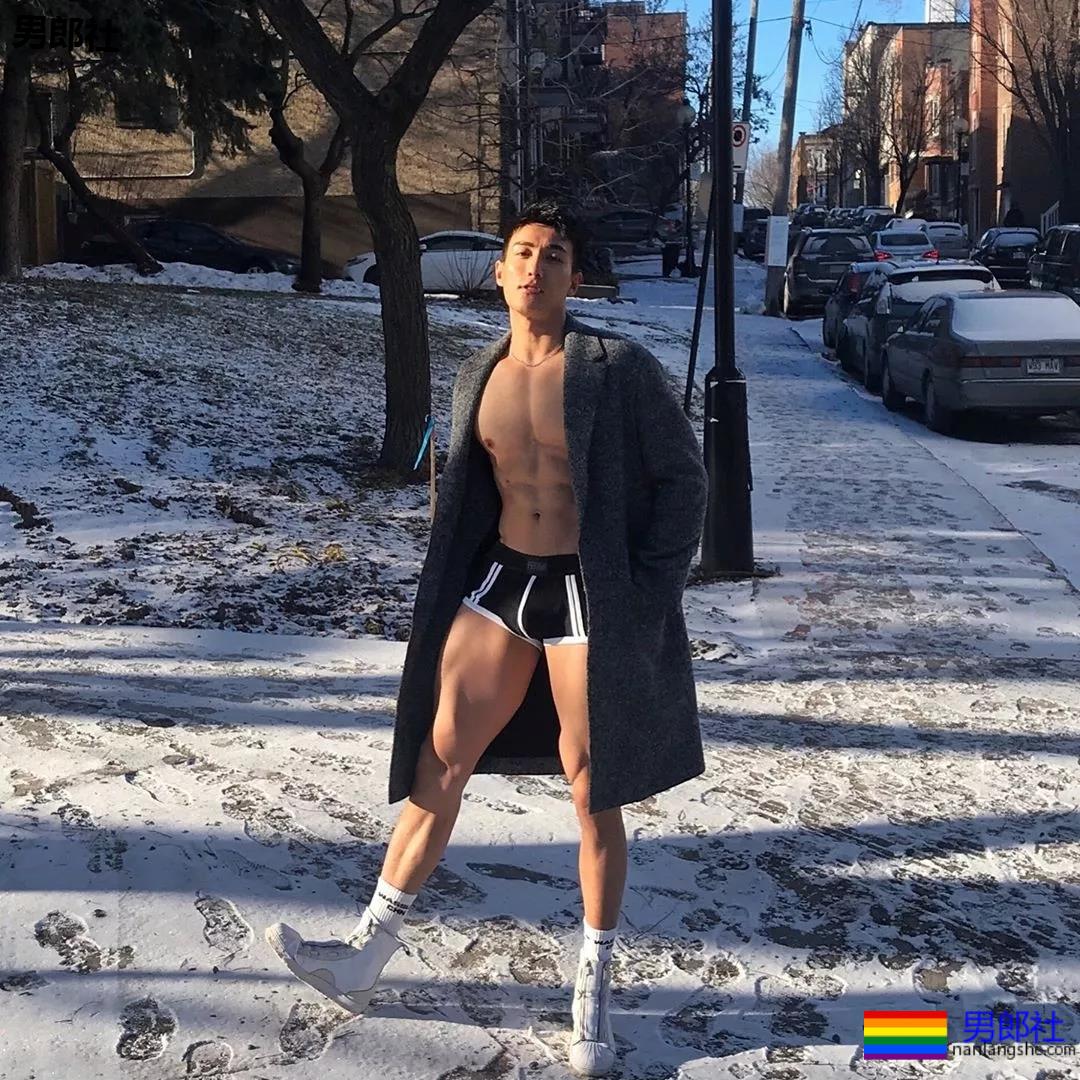 泳裤肌肉男雪地秀肌肉,天菜男模骚放自己,这谁能遭得住啊? - 51虹马 泳裤肌肉男雪地秀肌肉,天菜男模骚放自己,这谁能遭得住啊? - 51虹马