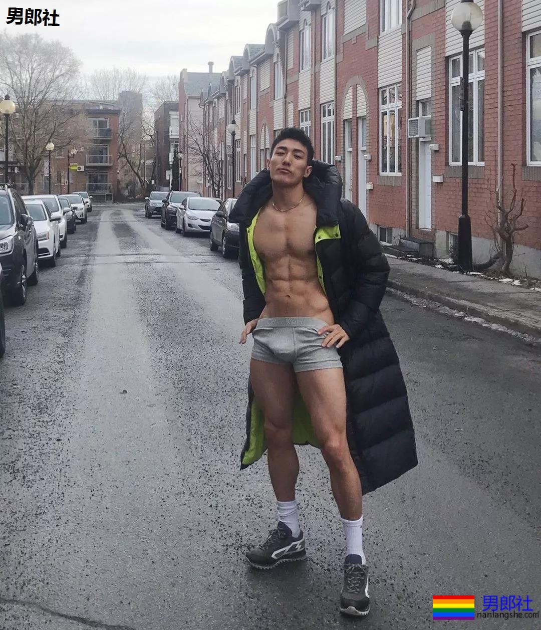 泳裤肌肉男雪地秀肌肉,天菜男模骚放自己,这谁能遭得住啊? - 51虹马 泳裤肌肉男雪地秀肌肉,天菜男模骚放自己,这谁能遭得住啊? - 51虹马