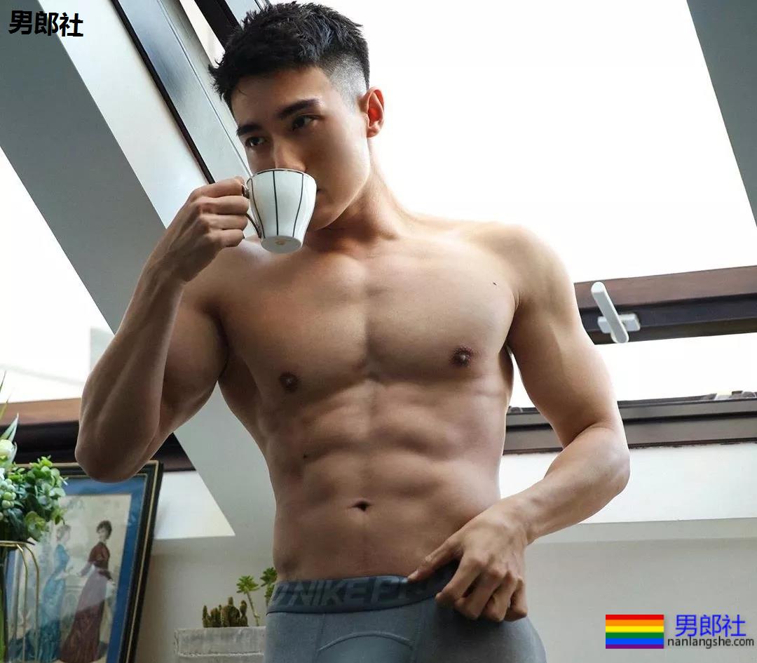 泳裤肌肉男雪地秀肌肉,天菜男模骚放自己,这谁能遭得住啊? - 51虹马 泳裤肌肉男雪地秀肌肉,天菜男模骚放自己,这谁能遭得住啊? - 51虹马