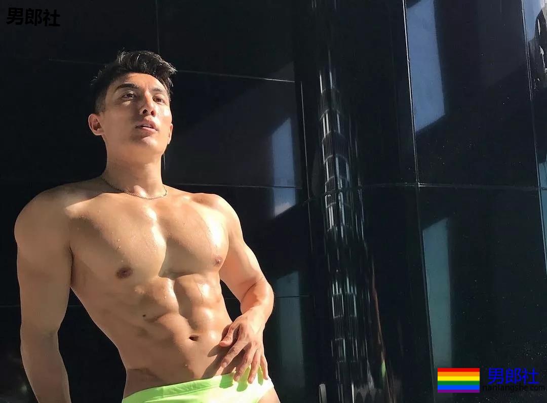 泳裤肌肉男雪地秀肌肉,天菜男模骚放自己,这谁能遭得住啊? - 51虹马 泳裤肌肉男雪地秀肌肉,天菜男模骚放自己,这谁能遭得住啊? - 51虹马