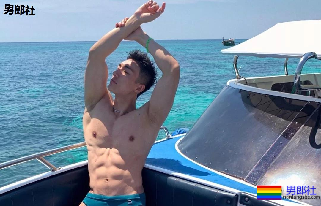 泳裤肌肉男雪地秀肌肉,天菜男模骚放自己,这谁能遭得住啊? - 51虹马 泳裤肌肉男雪地秀肌肉,天菜男模骚放自己,这谁能遭得住啊? - 51虹马