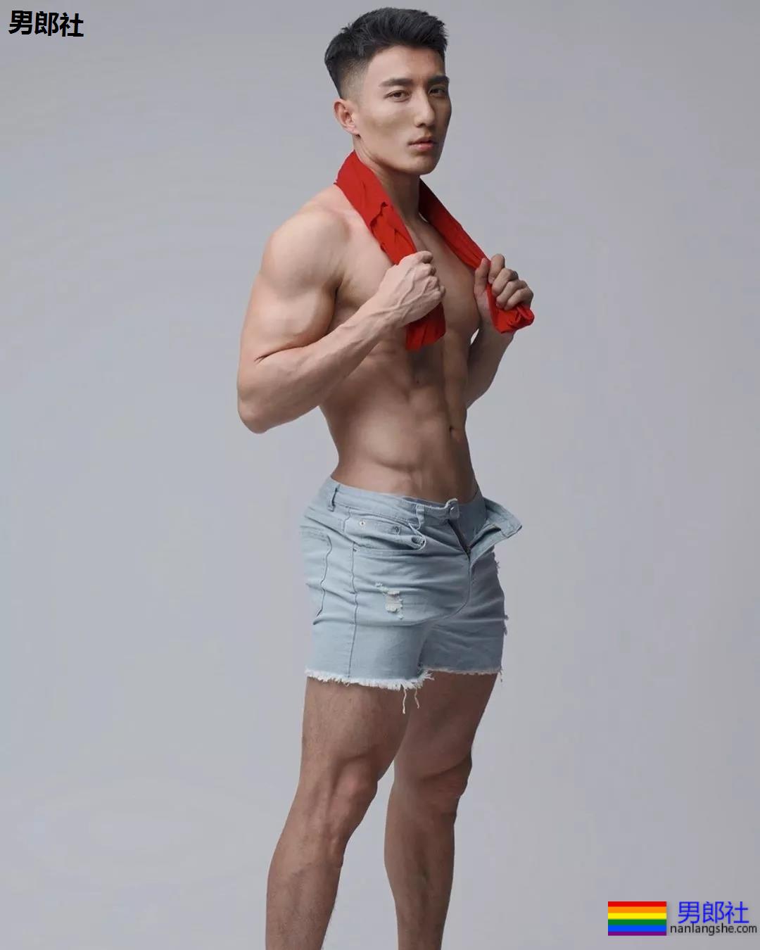 泳裤肌肉男雪地秀肌肉,天菜男模骚放自己,这谁能遭得住啊? - 51虹马 泳裤肌肉男雪地秀肌肉,天菜男模骚放自己,这谁能遭得住啊? - 51虹马