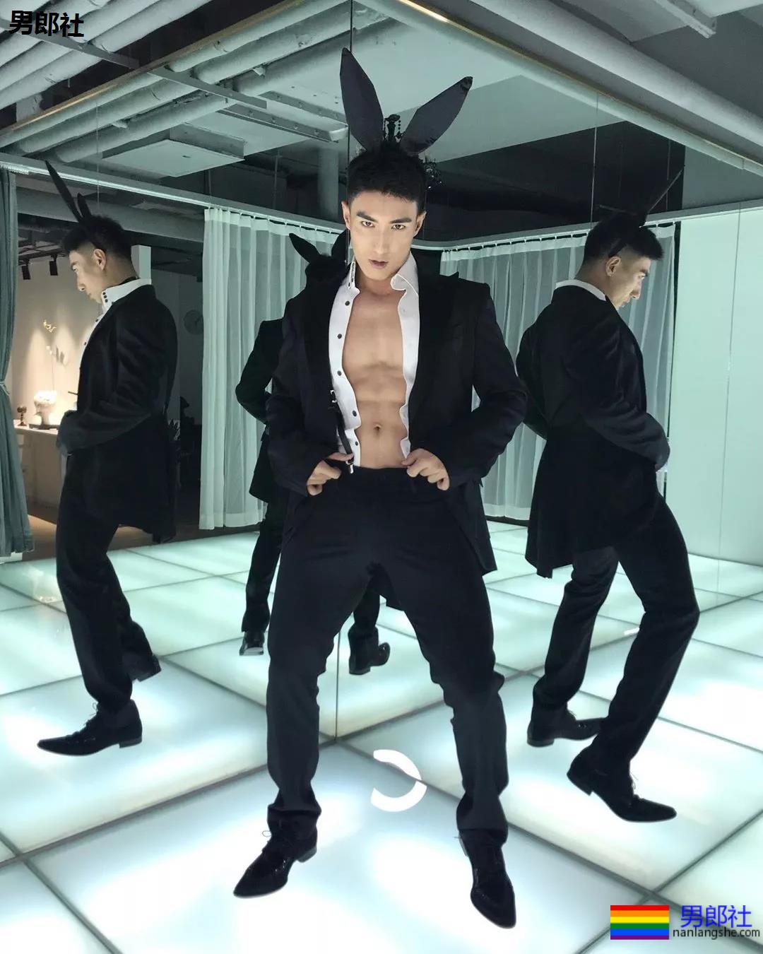 泳裤肌肉男雪地秀肌肉,天菜男模骚放自己,这谁能遭得住啊? - 51虹马 泳裤肌肉男雪地秀肌肉,天菜男模骚放自己,这谁能遭得住啊? - 51虹马