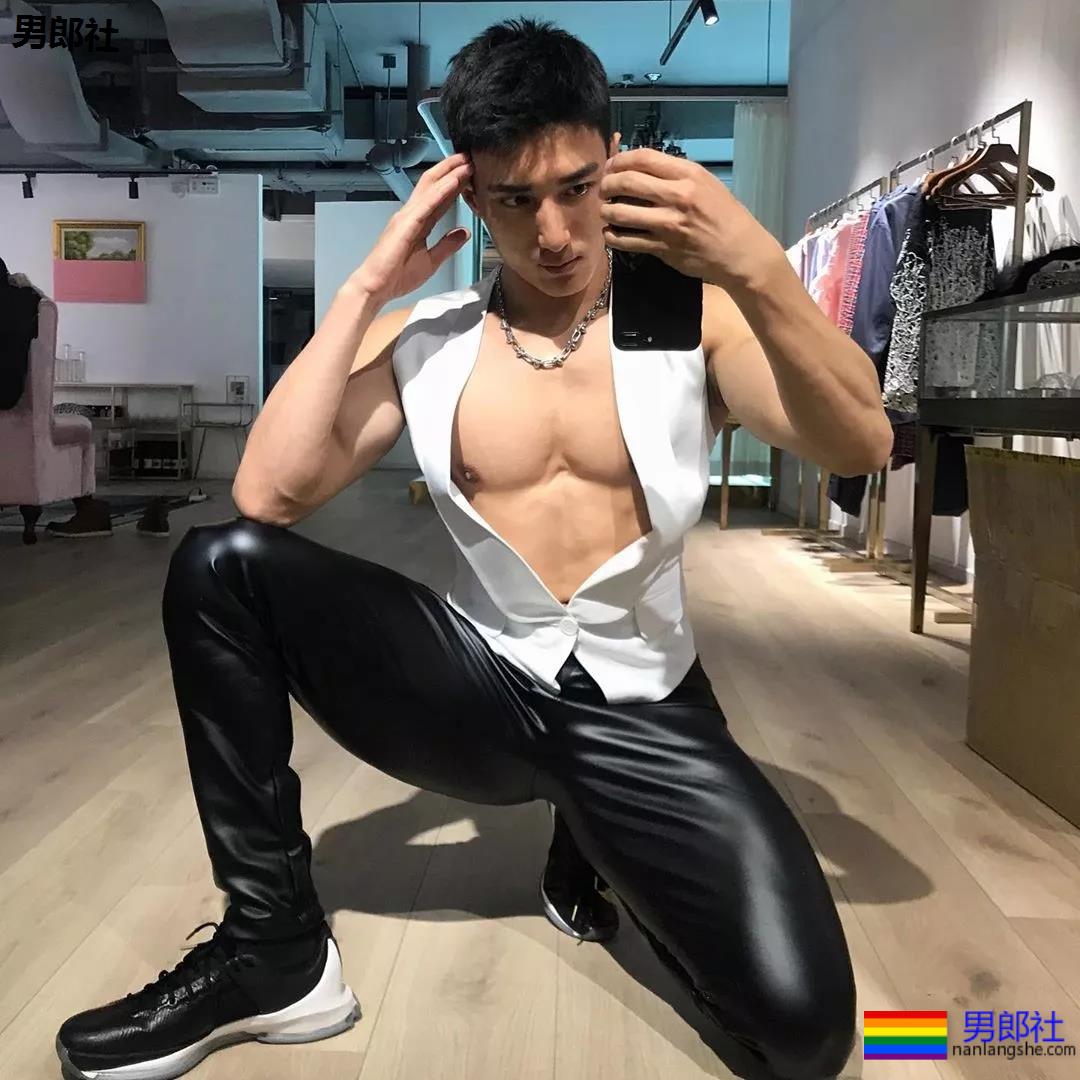 泳裤肌肉男雪地秀肌肉,天菜男模骚放自己,这谁能遭得住啊? - 51虹马 泳裤肌肉男雪地秀肌肉,天菜男模骚放自己,这谁能遭得住啊? - 51虹马