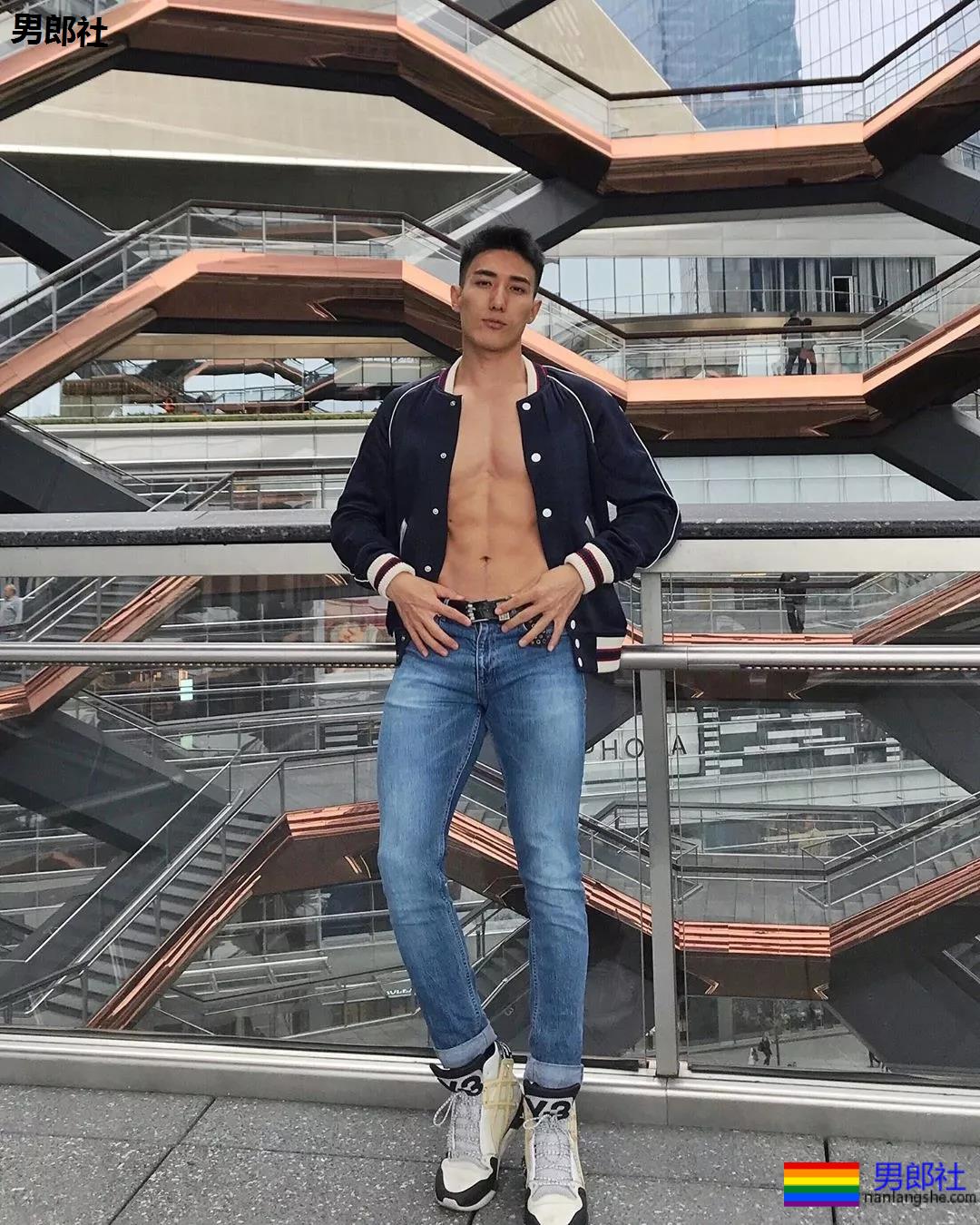 泳裤肌肉男雪地秀肌肉,天菜男模骚放自己,这谁能遭得住啊? - 51虹马 泳裤肌肉男雪地秀肌肉,天菜男模骚放自己,这谁能遭得住啊? - 51虹马