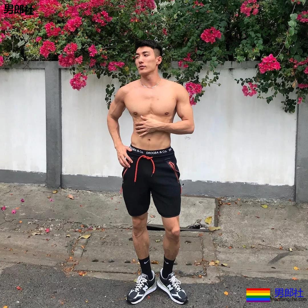 泳裤肌肉男雪地秀肌肉,天菜男模骚放自己,这谁能遭得住啊? - 51虹马 泳裤肌肉男雪地秀肌肉,天菜男模骚放自己,这谁能遭得住啊? - 51虹马