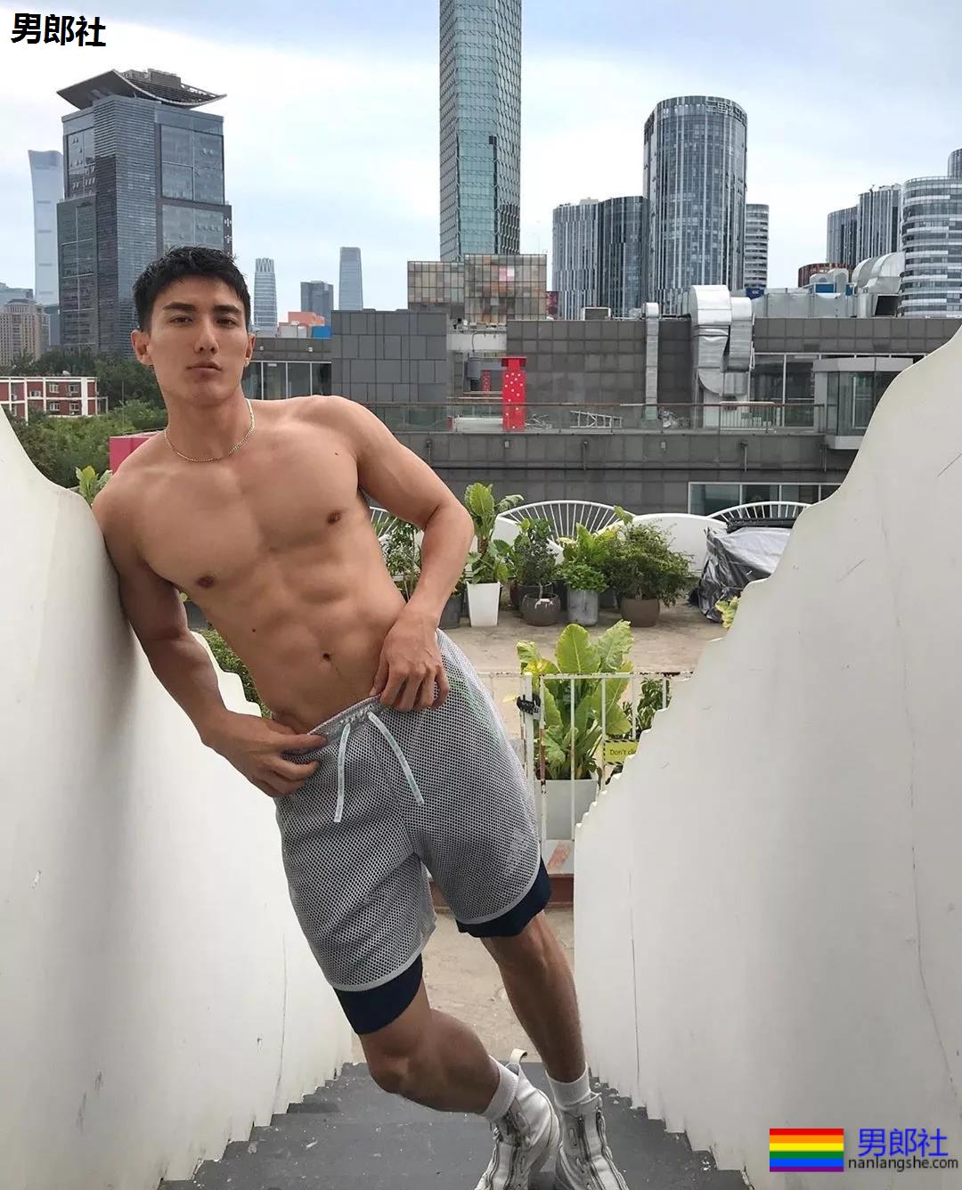 泳裤肌肉男雪地秀肌肉,天菜男模骚放自己,这谁能遭得住啊? - 51虹马 泳裤肌肉男雪地秀肌肉,天菜男模骚放自己,这谁能遭得住啊? - 51虹马