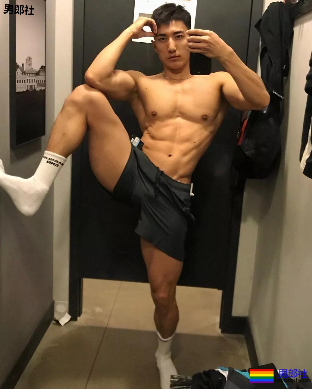 泳裤肌肉男雪地秀肌肉,天菜男模骚放自己,这谁能遭得住啊? - 51虹马 泳裤肌肉男雪地秀肌肉,天菜男模骚放自己,这谁能遭得住啊? - 51虹马