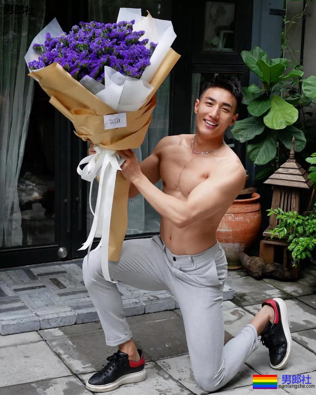 泳裤肌肉男雪地秀肌肉,天菜男模骚放自己,这谁能遭得住啊? - 51虹马 泳裤肌肉男雪地秀肌肉,天菜男模骚放自己,这谁能遭得住啊? - 51虹马