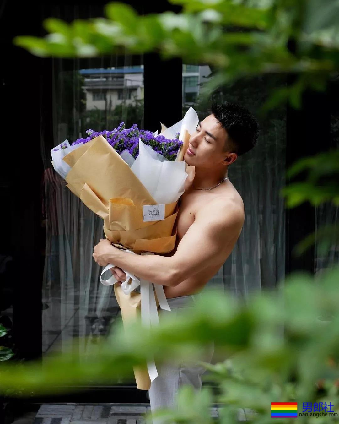 泳裤肌肉男雪地秀肌肉,天菜男模骚放自己,这谁能遭得住啊? - 51虹马 泳裤肌肉男雪地秀肌肉,天菜男模骚放自己,这谁能遭得住啊? - 51虹马