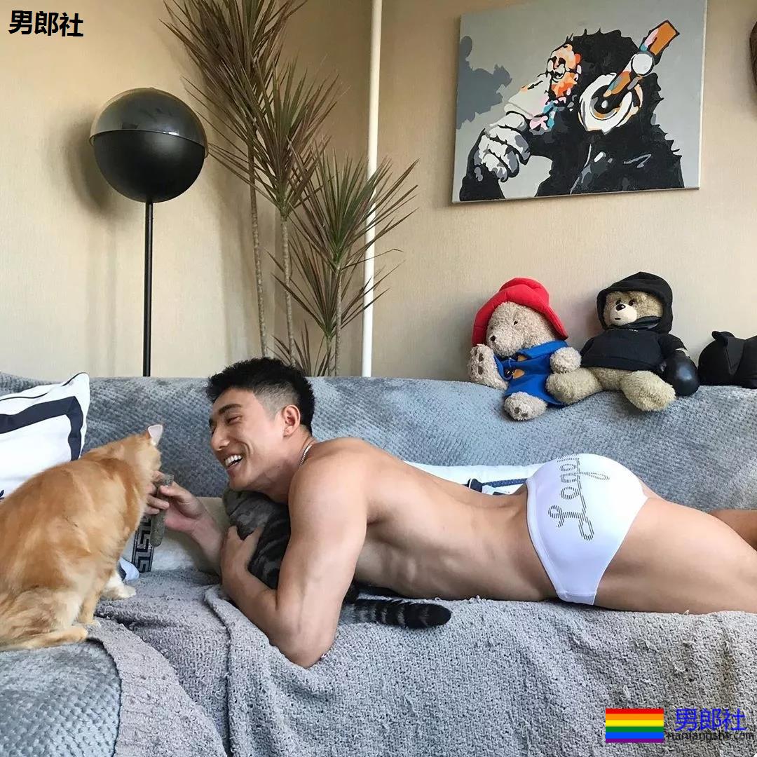 泳裤肌肉男雪地秀肌肉,天菜男模骚放自己,这谁能遭得住啊? - 51虹马 泳裤肌肉男雪地秀肌肉,天菜男模骚放自己,这谁能遭得住啊? - 51虹马