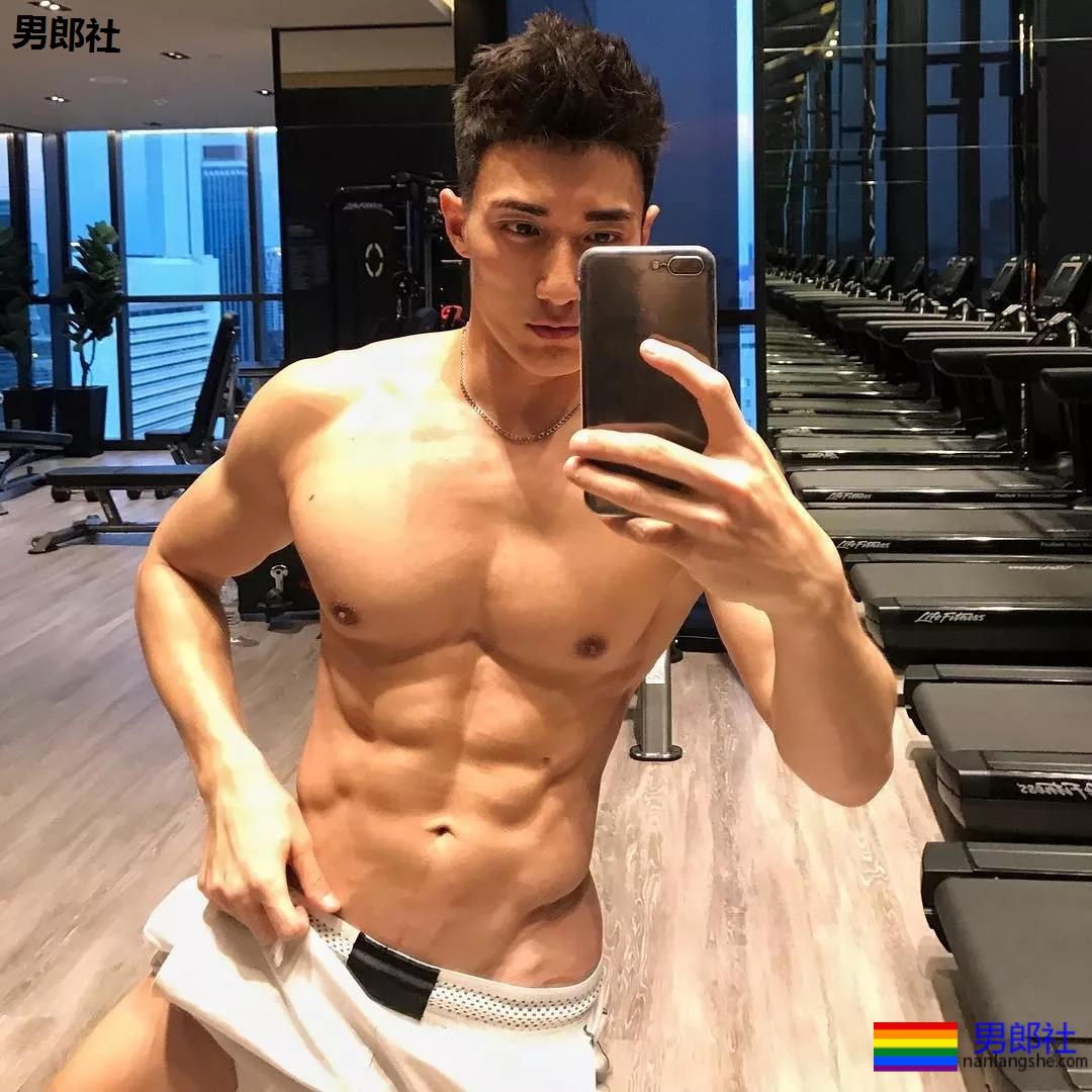 泳裤肌肉男雪地秀肌肉,天菜男模骚放自己,这谁能遭得住啊? - 51虹马 泳裤肌肉男雪地秀肌肉,天菜男模骚放自己,这谁能遭得住啊? - 51虹马