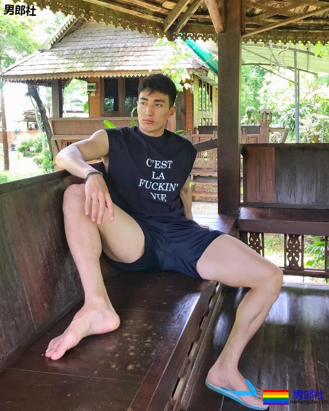 泳裤肌肉男雪地秀肌肉,天菜男模骚放自己,这谁能遭得住啊? - 51虹马 泳裤肌肉男雪地秀肌肉,天菜男模骚放自己,这谁能遭得住啊? - 51虹马