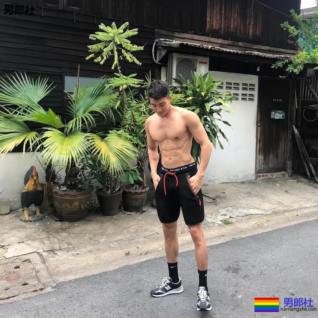 泳裤肌肉男雪地秀肌肉,天菜男模骚放自己,这谁能遭得住啊? - 51虹马 泳裤肌肉男雪地秀肌肉,天菜男模骚放自己,这谁能遭得住啊? - 51虹马