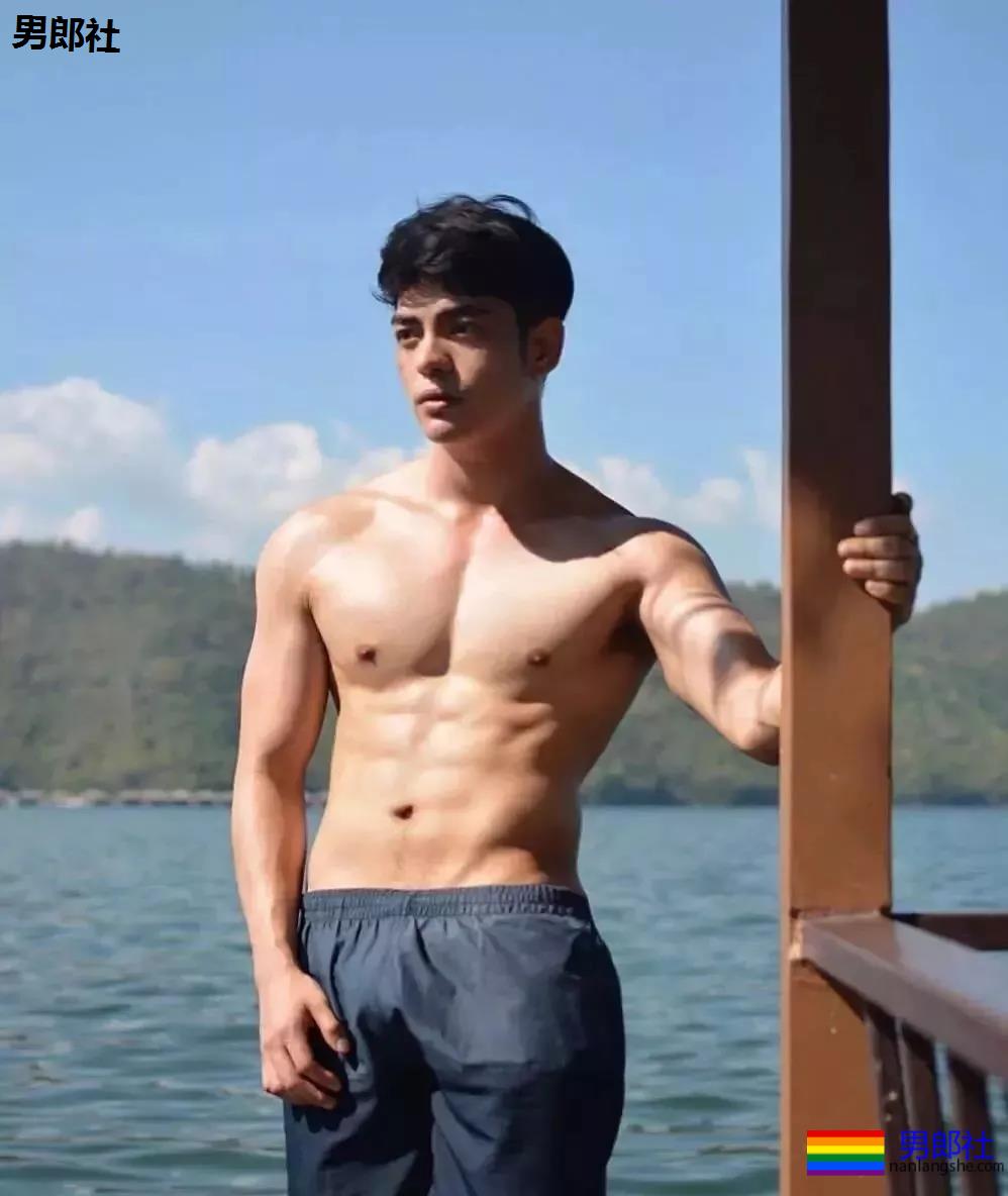 泰国小狼狗人鱼线，太阳光了趴~ - 51虹马